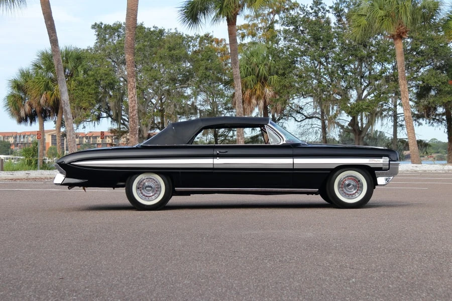 1961 Oldsmobile Starfire - Image 8 of 31