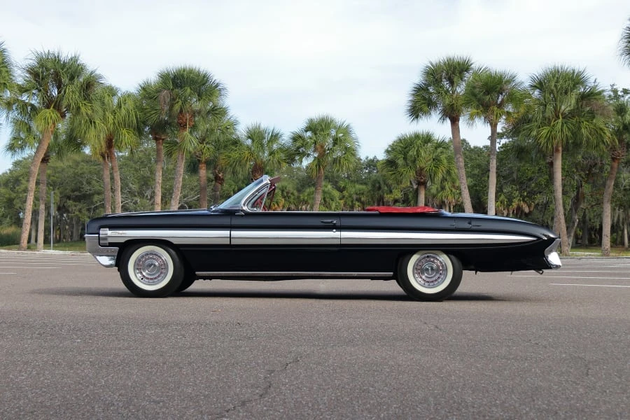 1961 Oldsmobile Starfire - Image 2 of 31