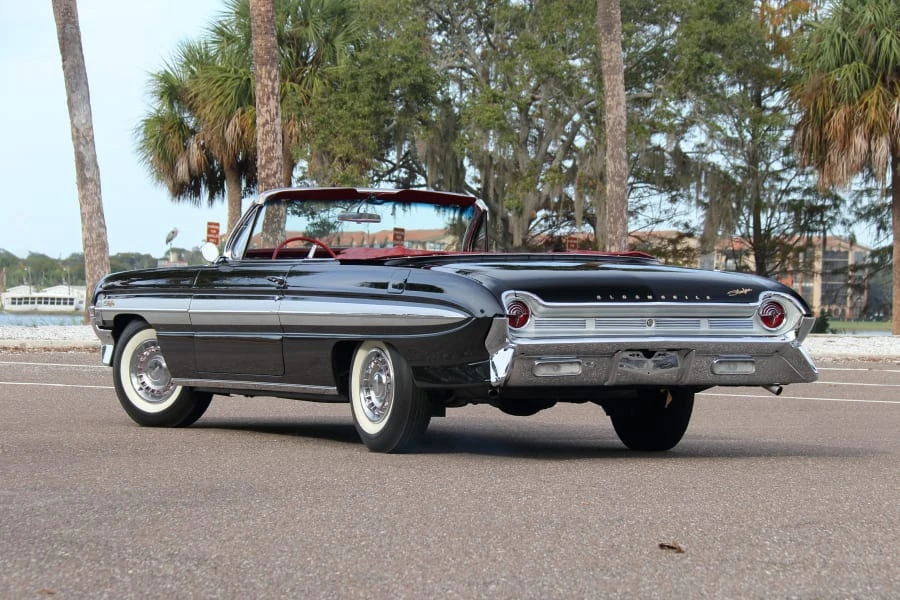 1961 Oldsmobile Starfire - Image 7 of 31