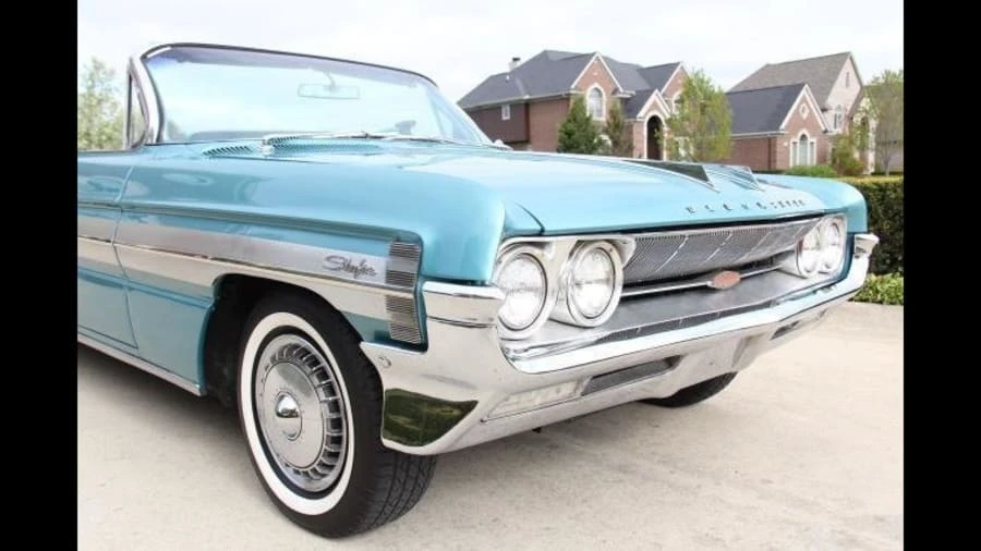 1961 Oldsmobile Starfire - Image 9 of 12