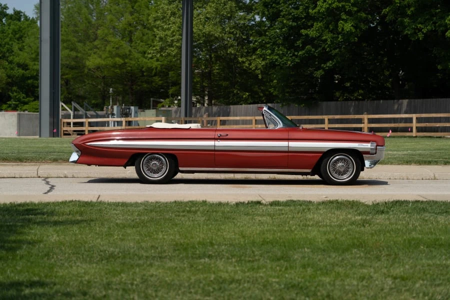 1961 Oldsmobile Starfire - Image 2 of 20
