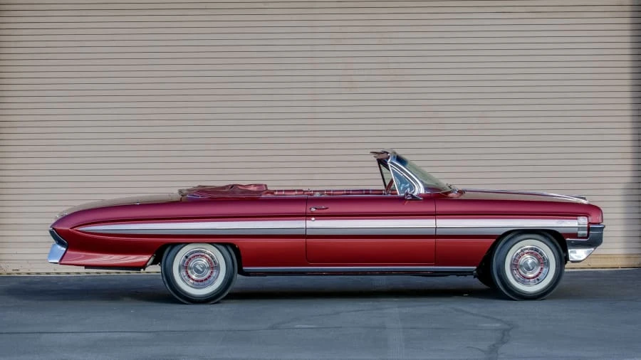 1961 Oldsmobile Starfire - Image 9 of 12