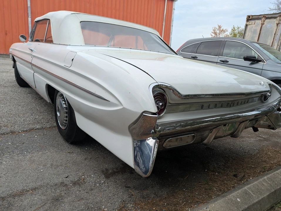 1961 Oldsmobile 88 - Image 4 of 31