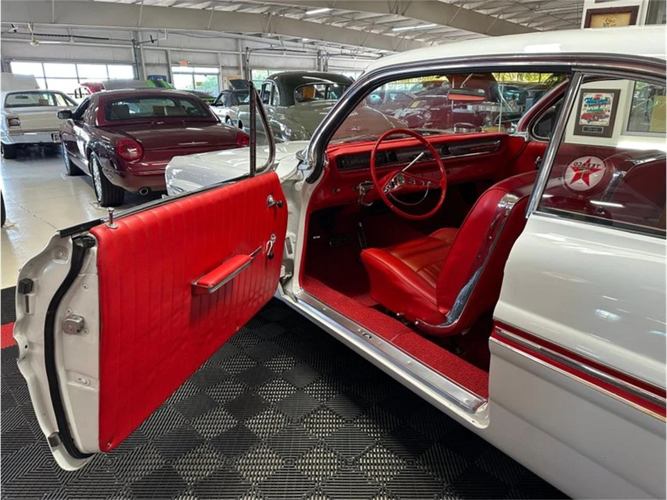 1961 Pontiac Bonneville 2nd Gen - Image 18 of 31
