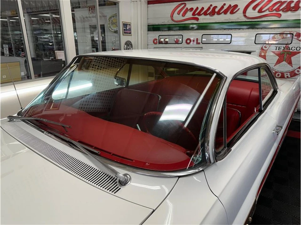 1961 Pontiac Bonneville 2nd Gen - Image 15 of 31