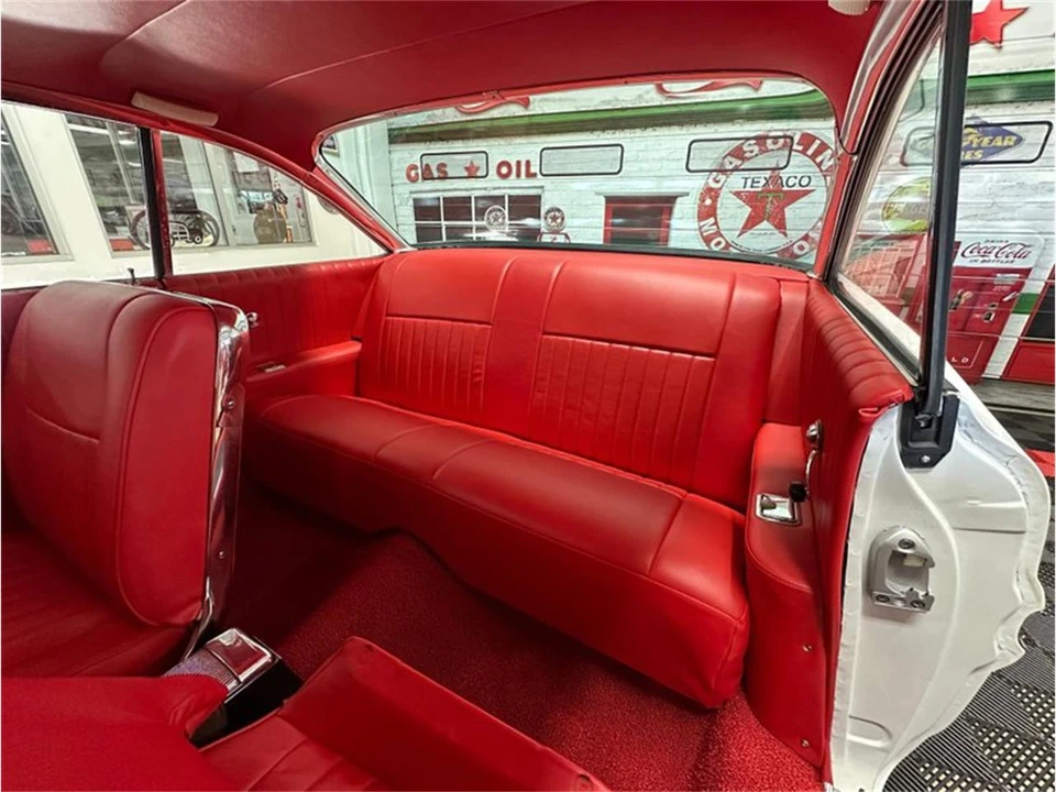 1961 Pontiac Bonneville 2nd Gen - Image 27 of 31