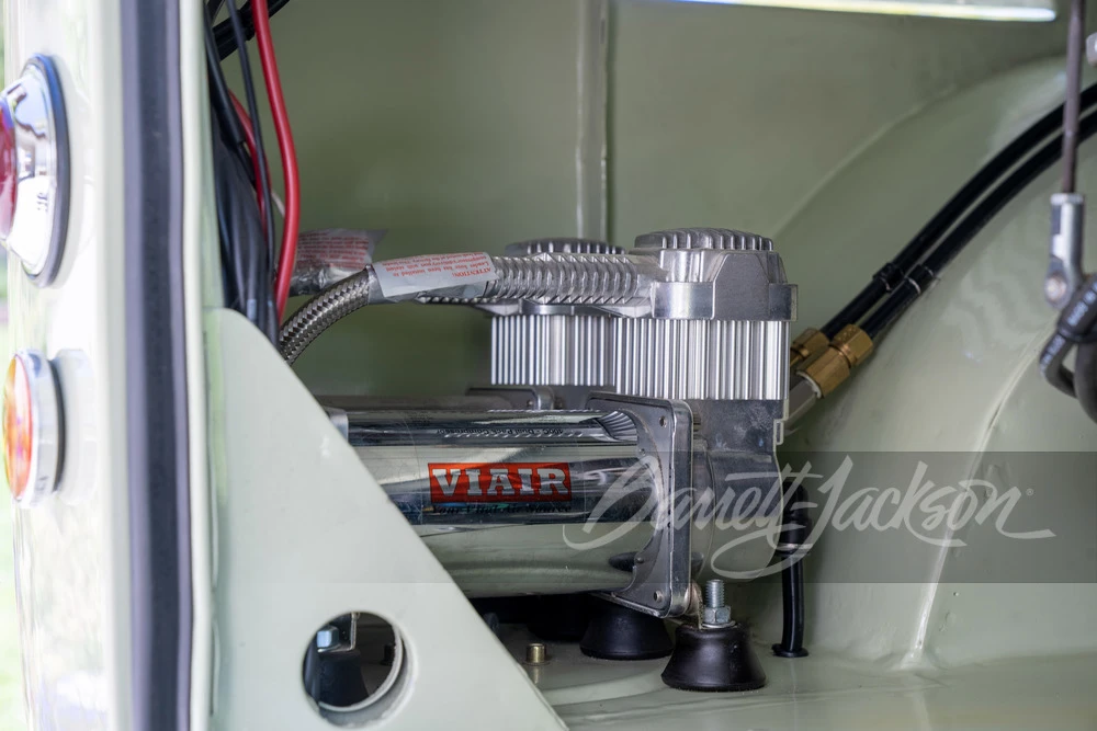 1961 Volkswagen Split-Window Bus - Image 25 of 31