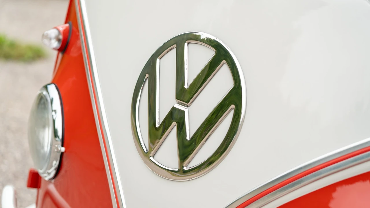 1961 Volkswagen Split-Window Bus - Image 25 of 31