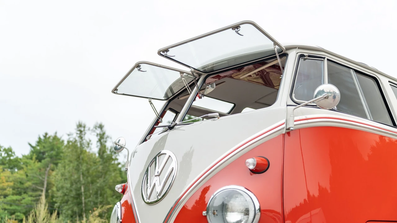 1961 Volkswagen Split-Window Bus - Image 9 of 31