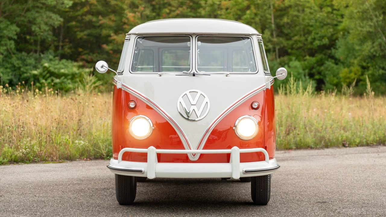 1961 Volkswagen Split-Window Bus - Image 2 of 31
