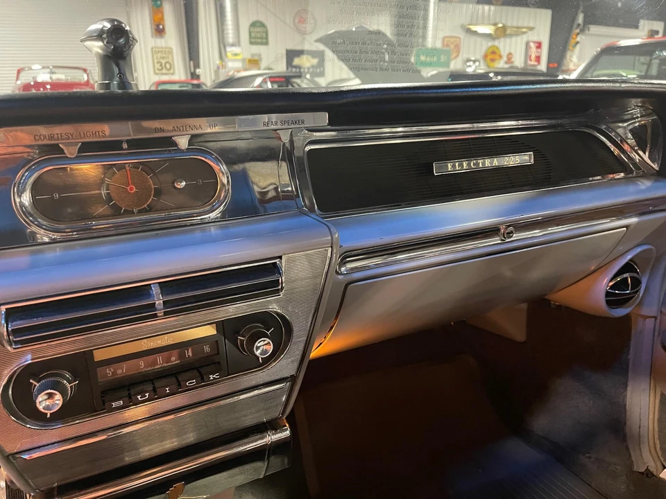 1962 Buick Electra - Image 27 of 31