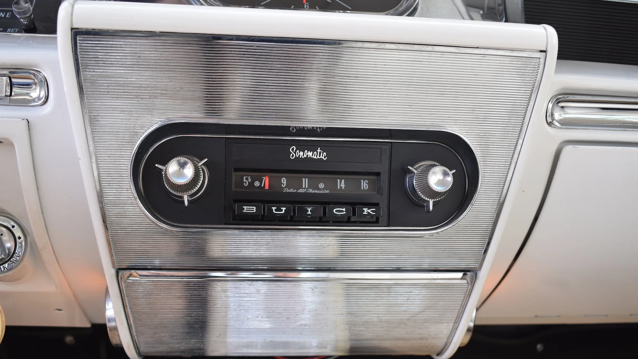 1962 Buick Wildcat - Image 6 of 8
