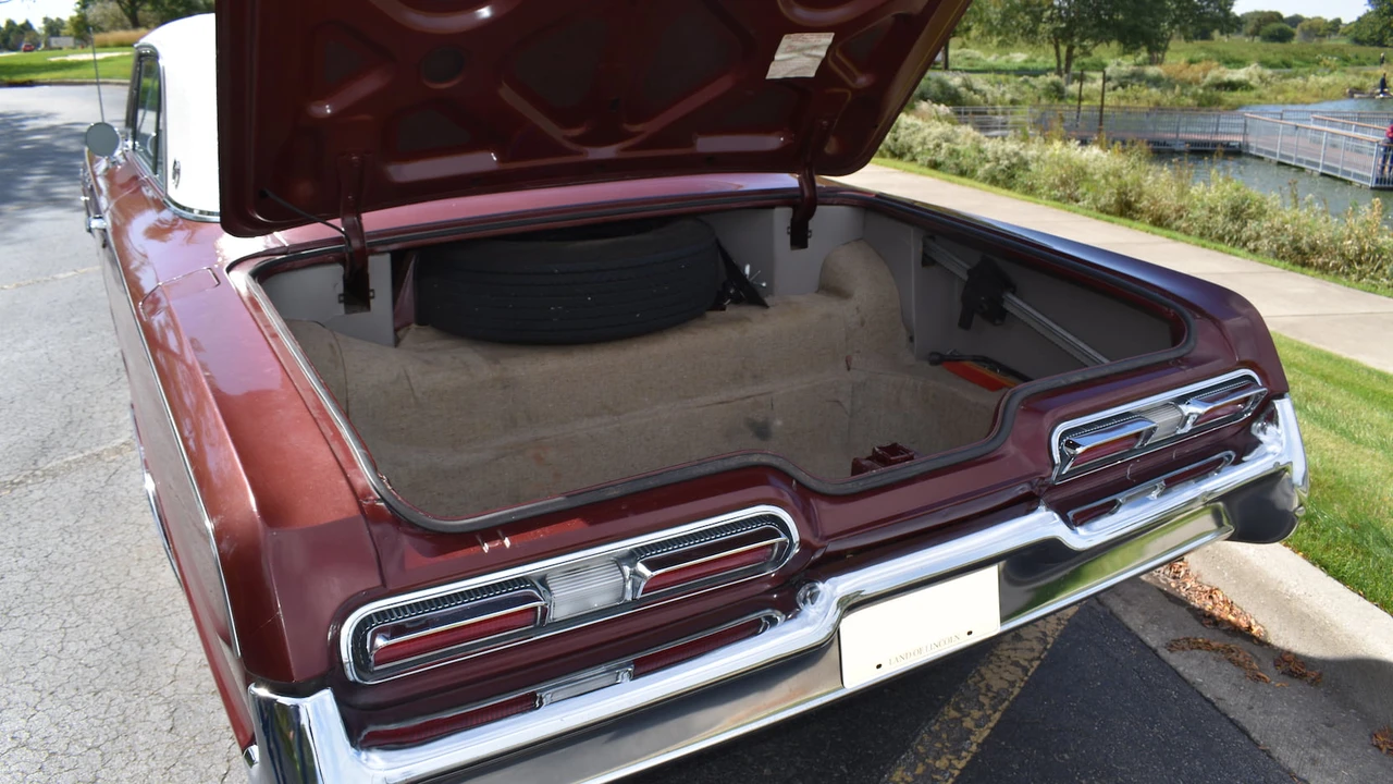 1962 Buick Wildcat - Image 7 of 8