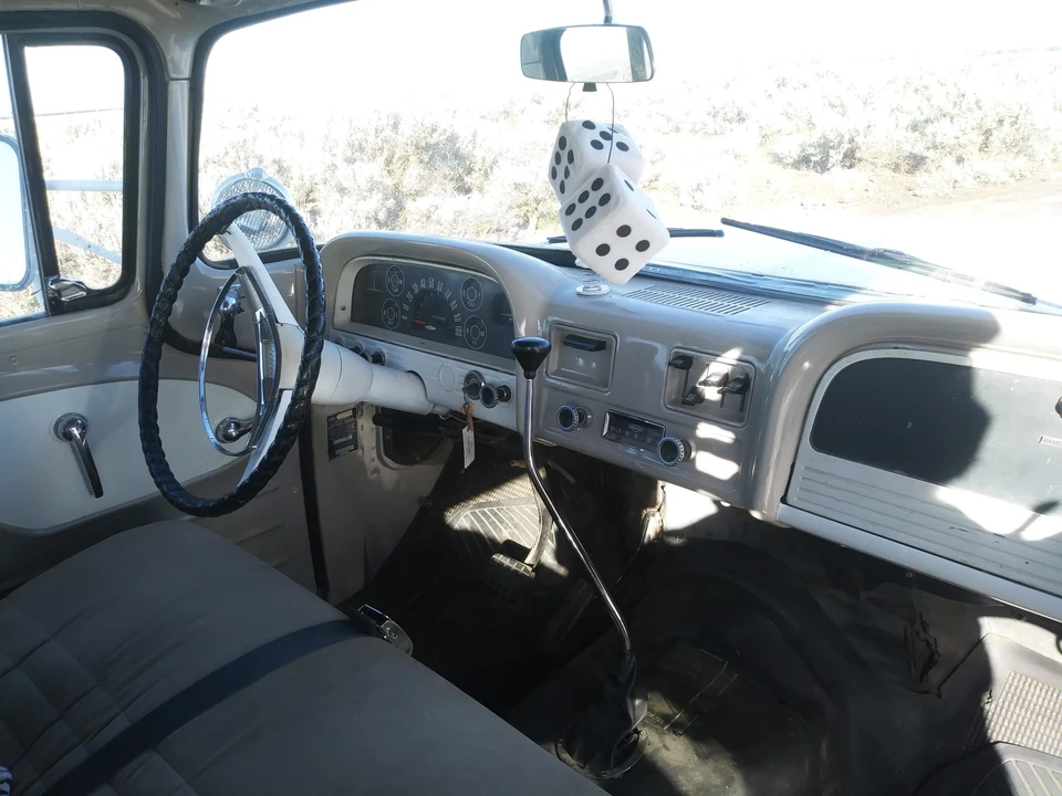 1962 Chevrolet Suburban 5th Gen - Image 15 of 31