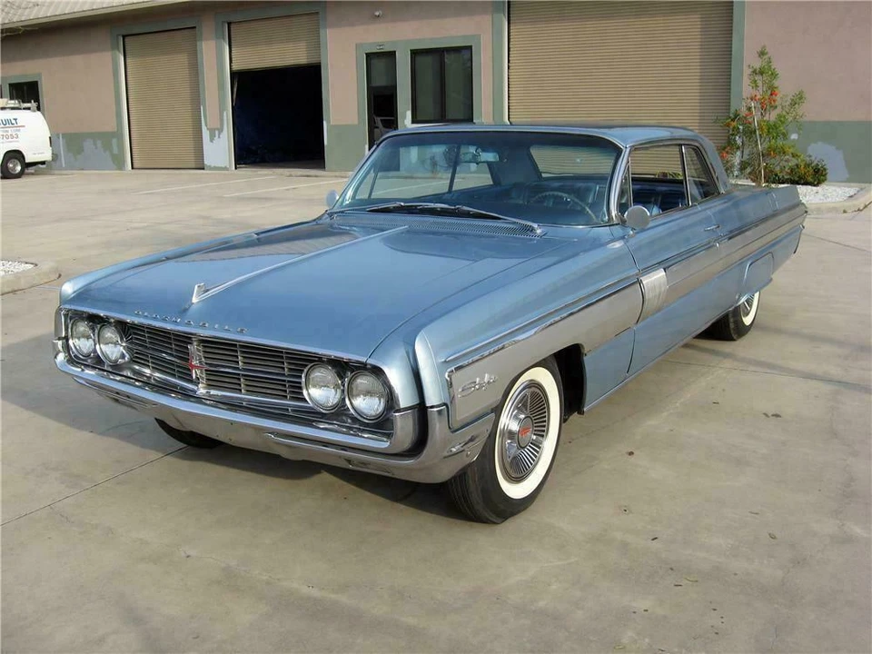 1962 Oldsmobile Starfire - Image 2 of 3