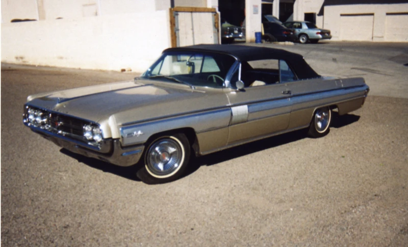 1962 Oldsmobile Starfire - Image 2 of 4