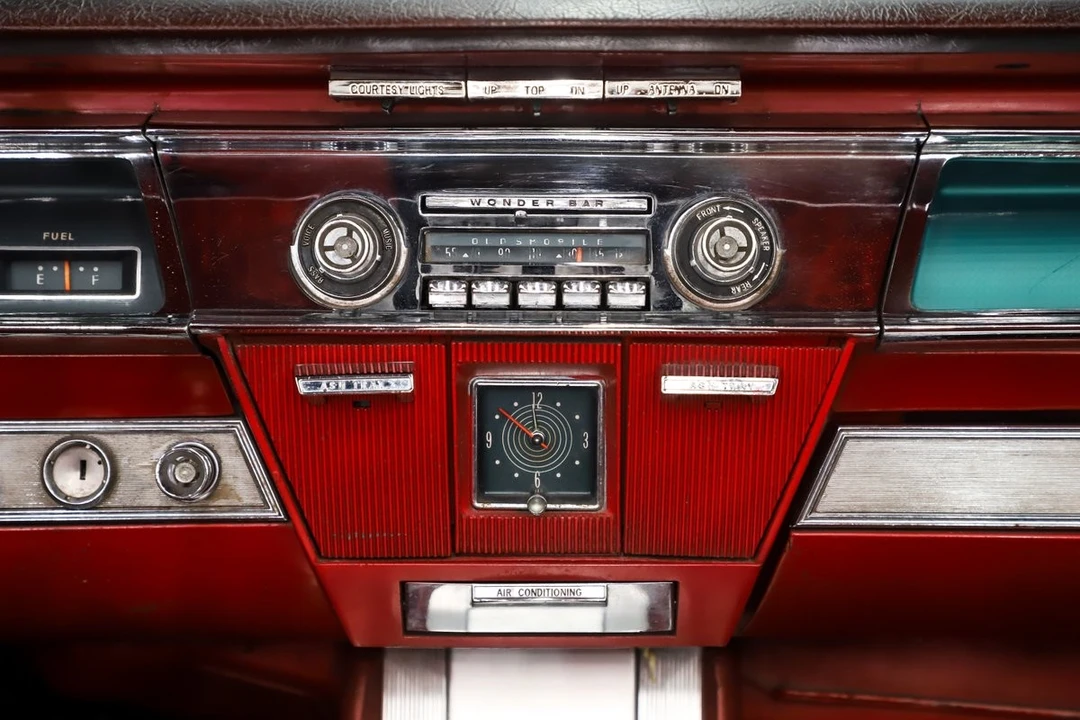 1962 Oldsmobile Starfire - Image 23 of 31