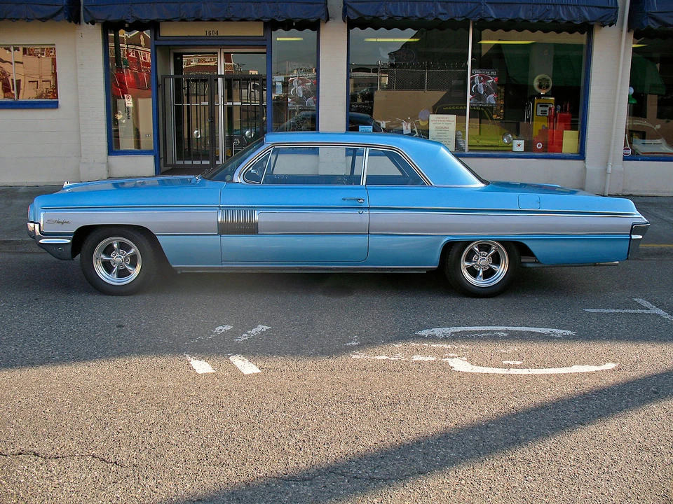 1962 Oldsmobile Starfire - Image 2 of 3