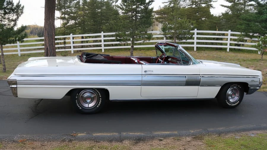 1962 Oldsmobile Starfire - Image 2 of 31
