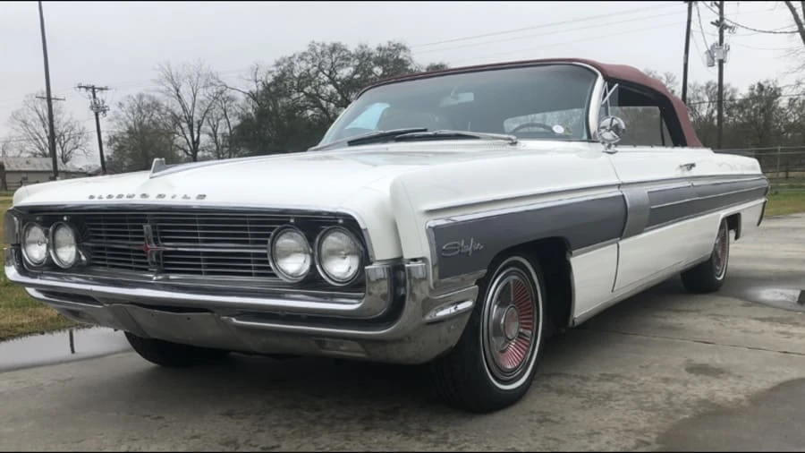 1962 Oldsmobile Starfire - Image 11 of 15