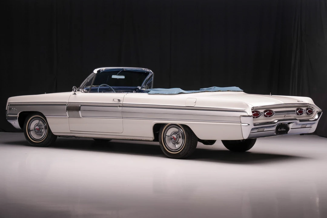 1962 Oldsmobile Starfire - Image 4 of 31