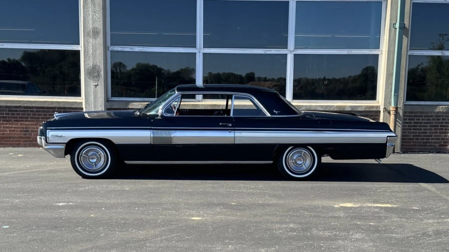1962 Oldsmobile Starfire - Image 2 of 10
