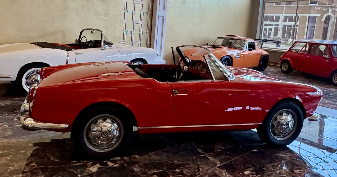 1963 Alfa Romeo 105/115 Series Spider - Image 26 of 31