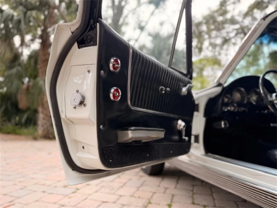 1963 Chevrolet Corvette C2 - Image 25 of 31