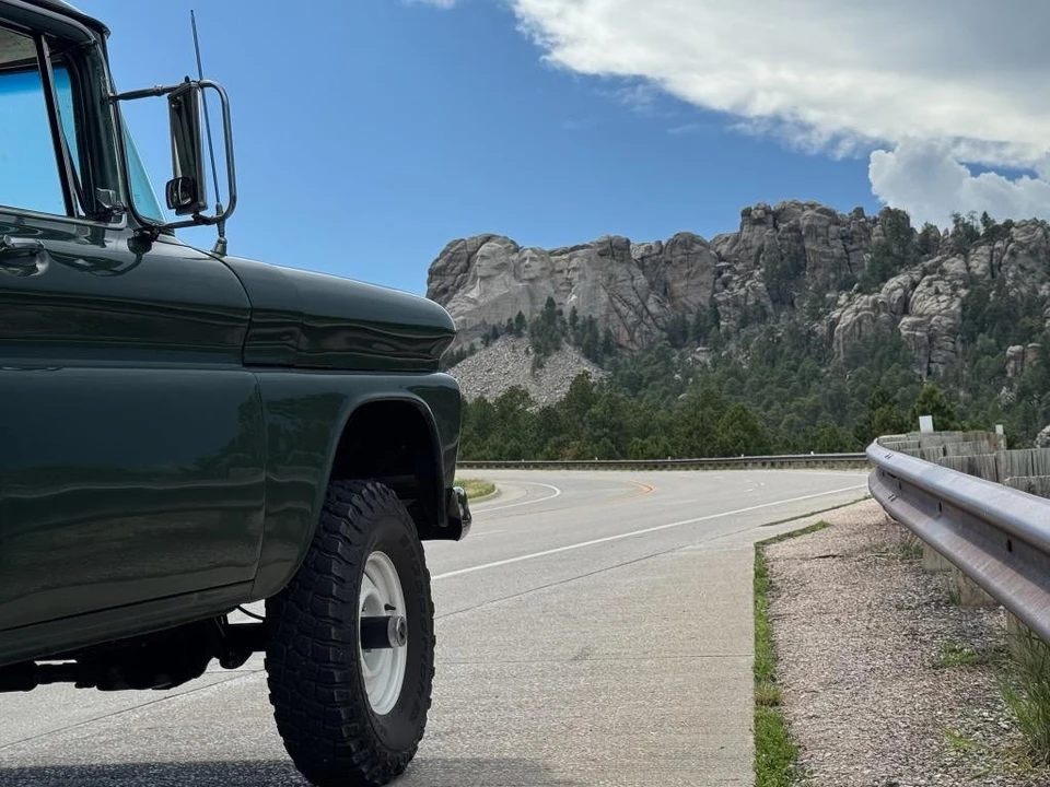 1963 GMC Suburban 5th Gen - Image 9 of 31
