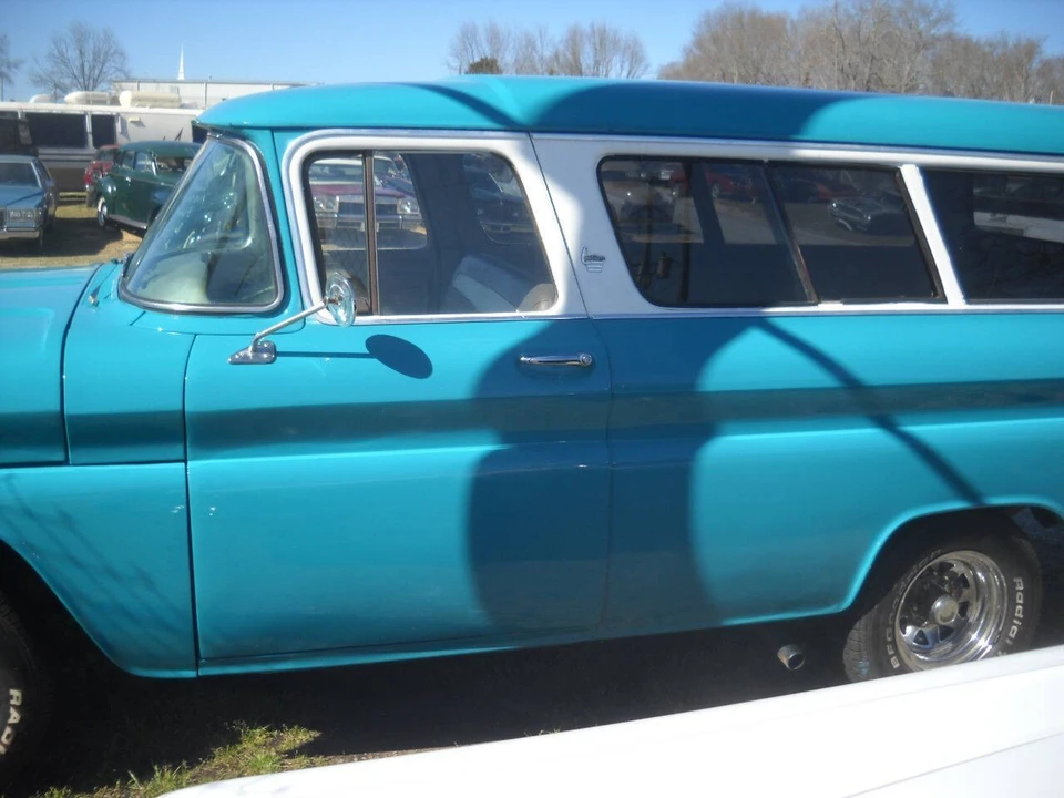 1963 GMC Suburban 4th Gen - Image 2 of 12