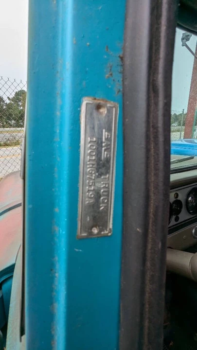 1963 GMC Suburban 4th Gen - Image 10 of 12