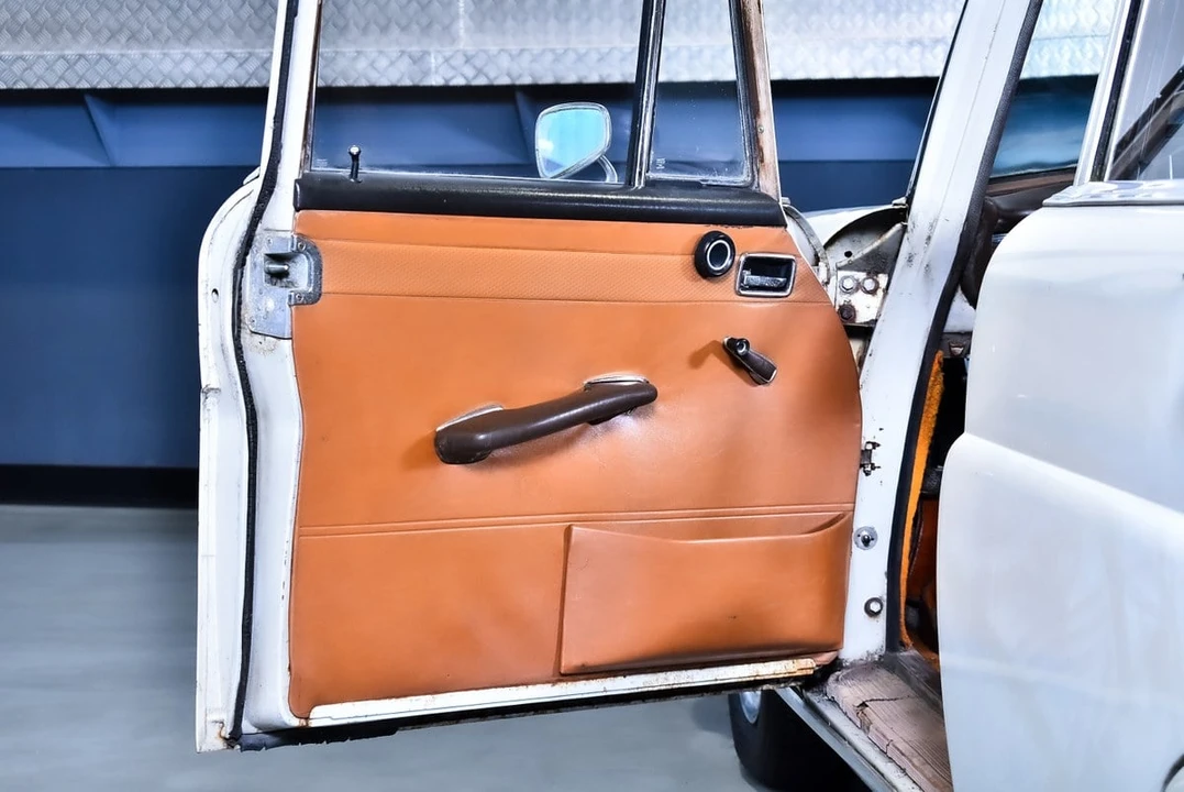 1963 Mercedes-Benz W111 Sedan - Image 24 of 30