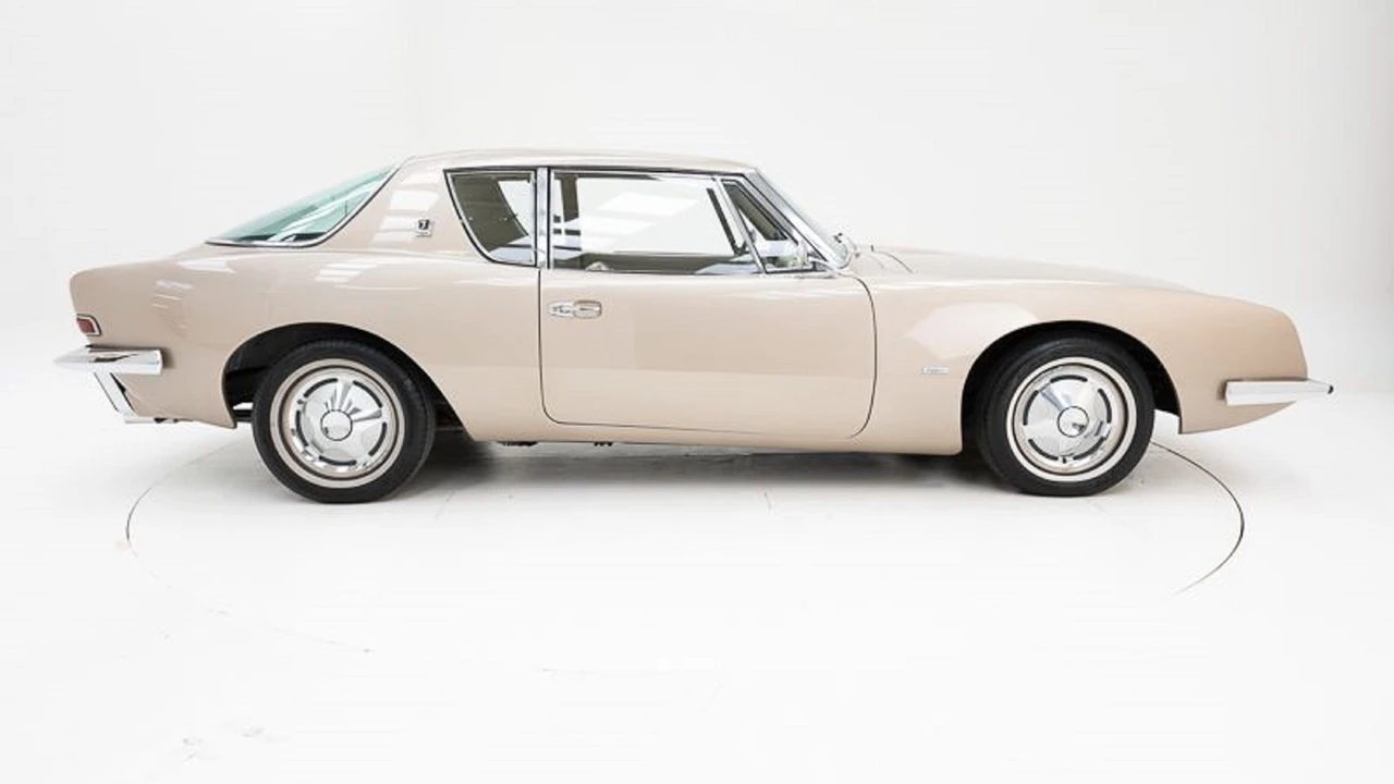 1963 Studebaker Avanti - Image 9 of 31