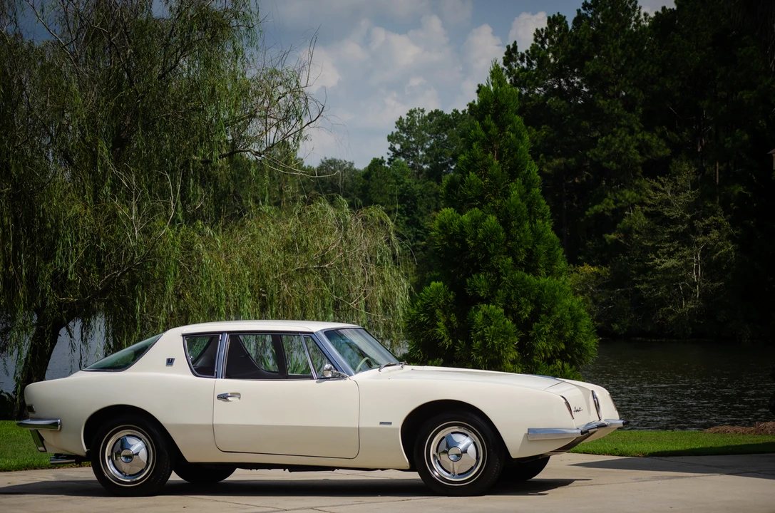 1963 Studebaker Avanti - Image 4 of 31