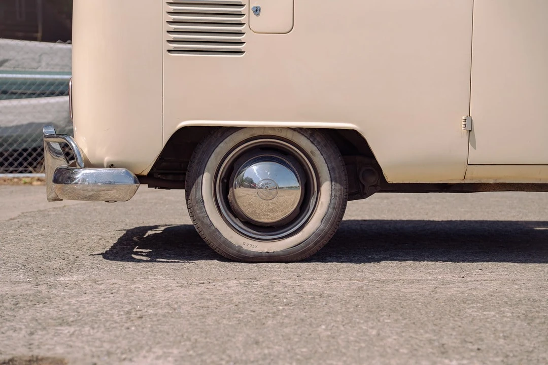 1963 Volkswagen Split-Window Bus - Image 22 of 30