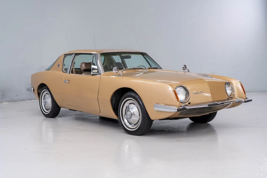 1964 Studebaker Avanti - Image 9 of 12