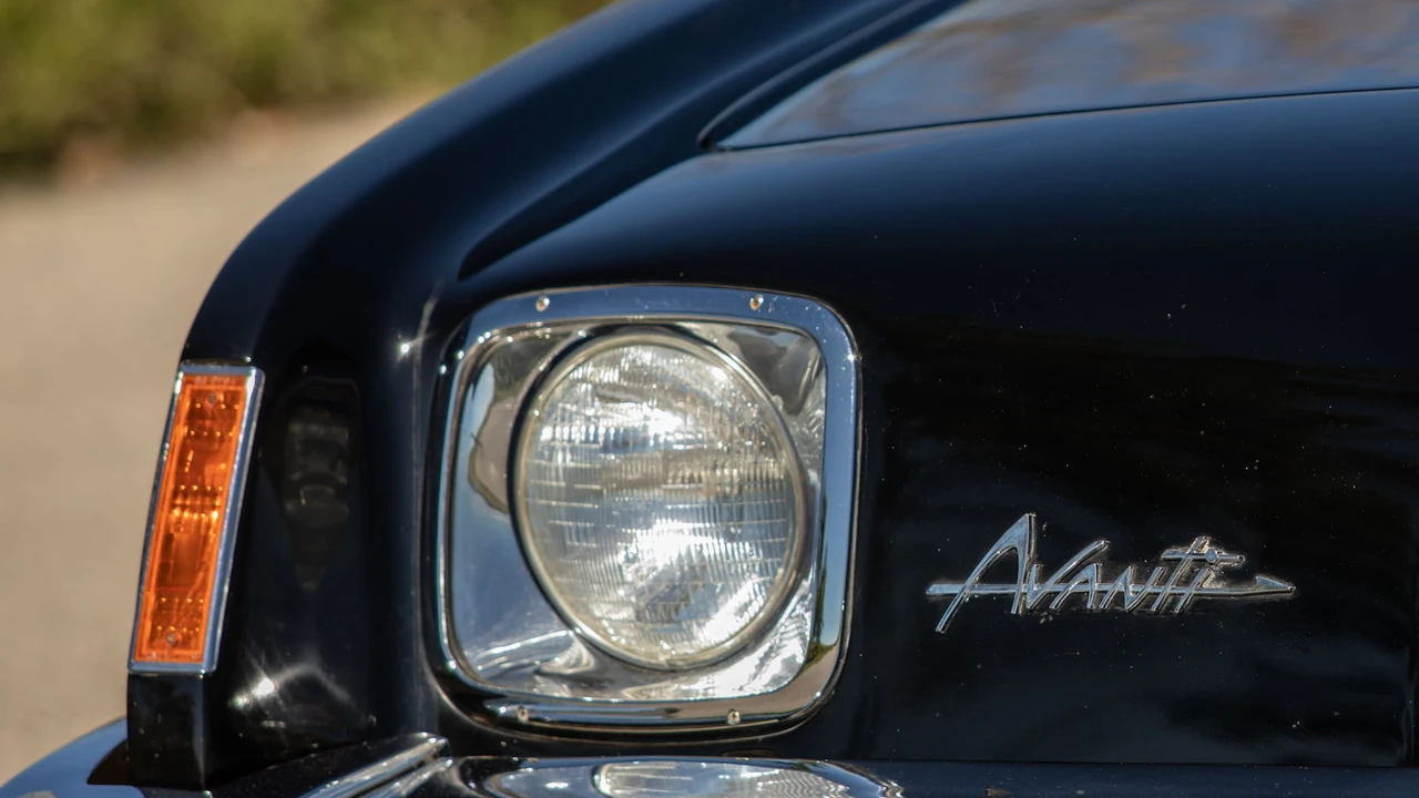 1964 Studebaker Avanti - Image 10 of 24