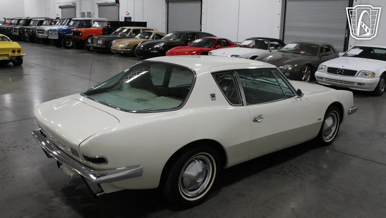 1964 Studebaker Avanti - Image 9 of 12
