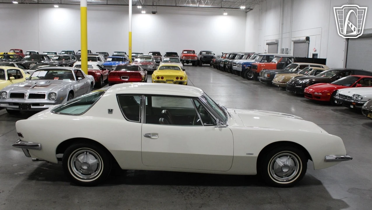 1964 Studebaker Avanti - Image 10 of 12