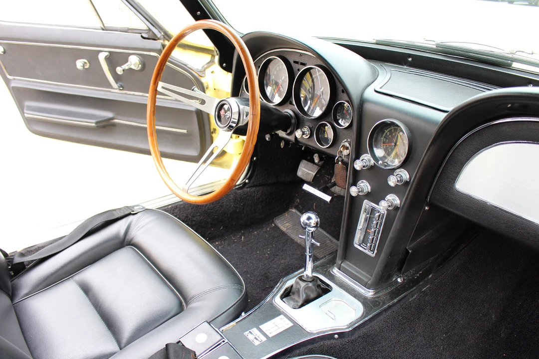 1965 Chevrolet Corvette C2 - Image 25 of 31