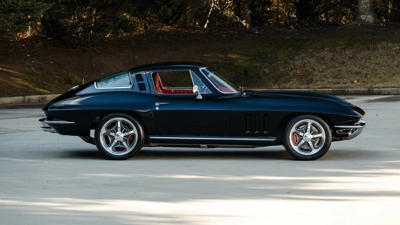 1965 Chevrolet Corvette C2 - Image 2 of 31