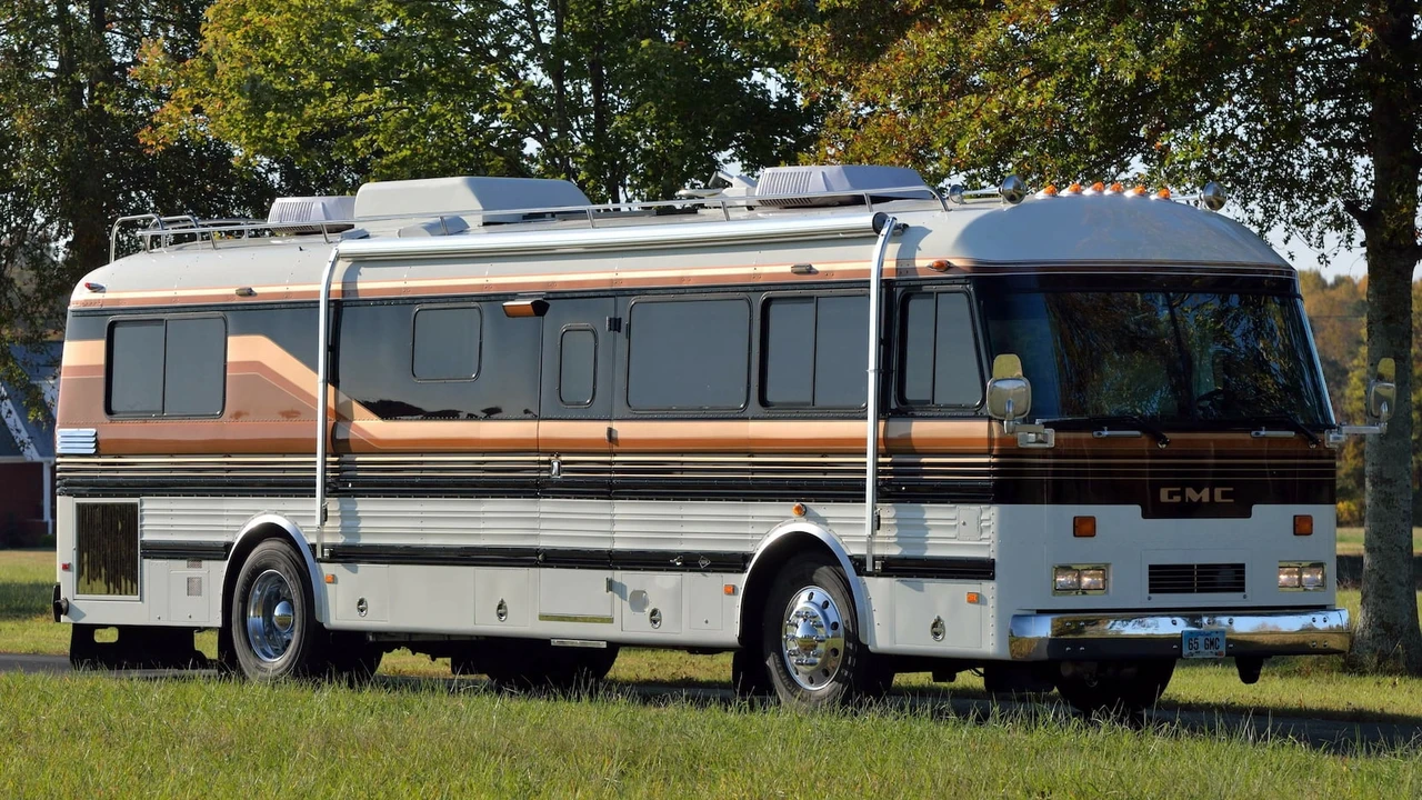 1965 GMC Motorhome - Image 12 of 31