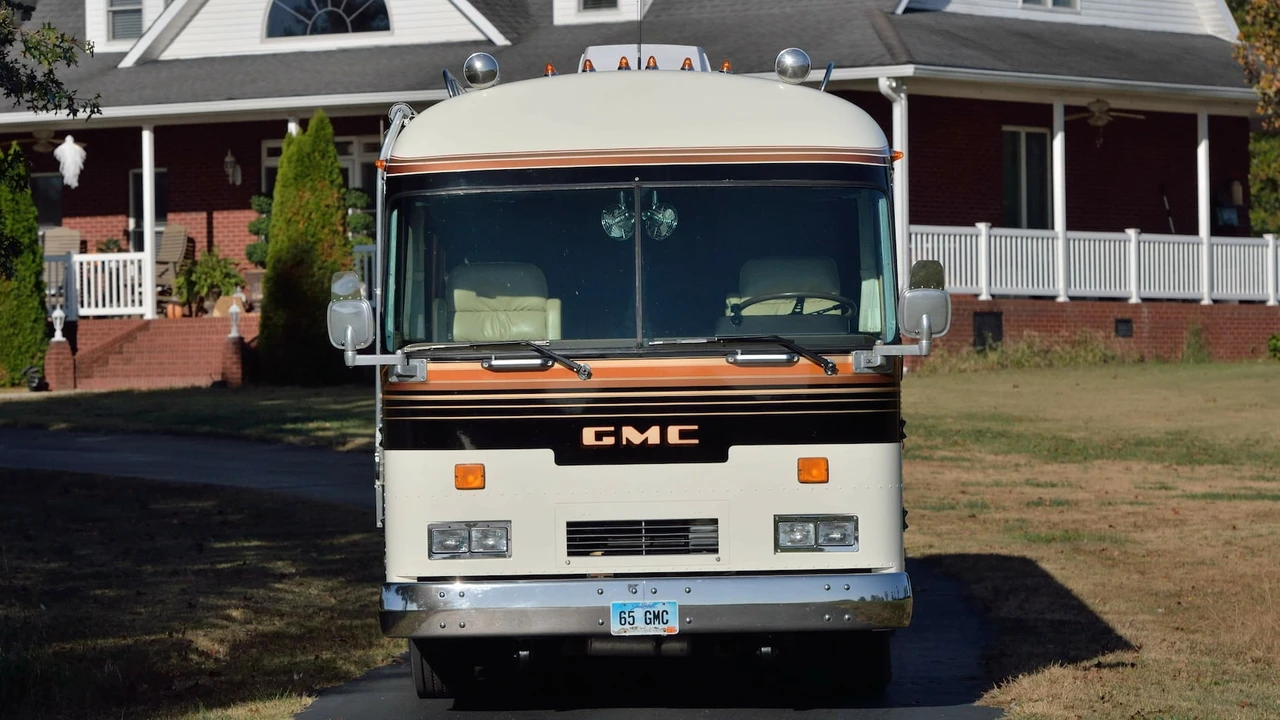 1965 GMC Motorhome - Image 14 of 31