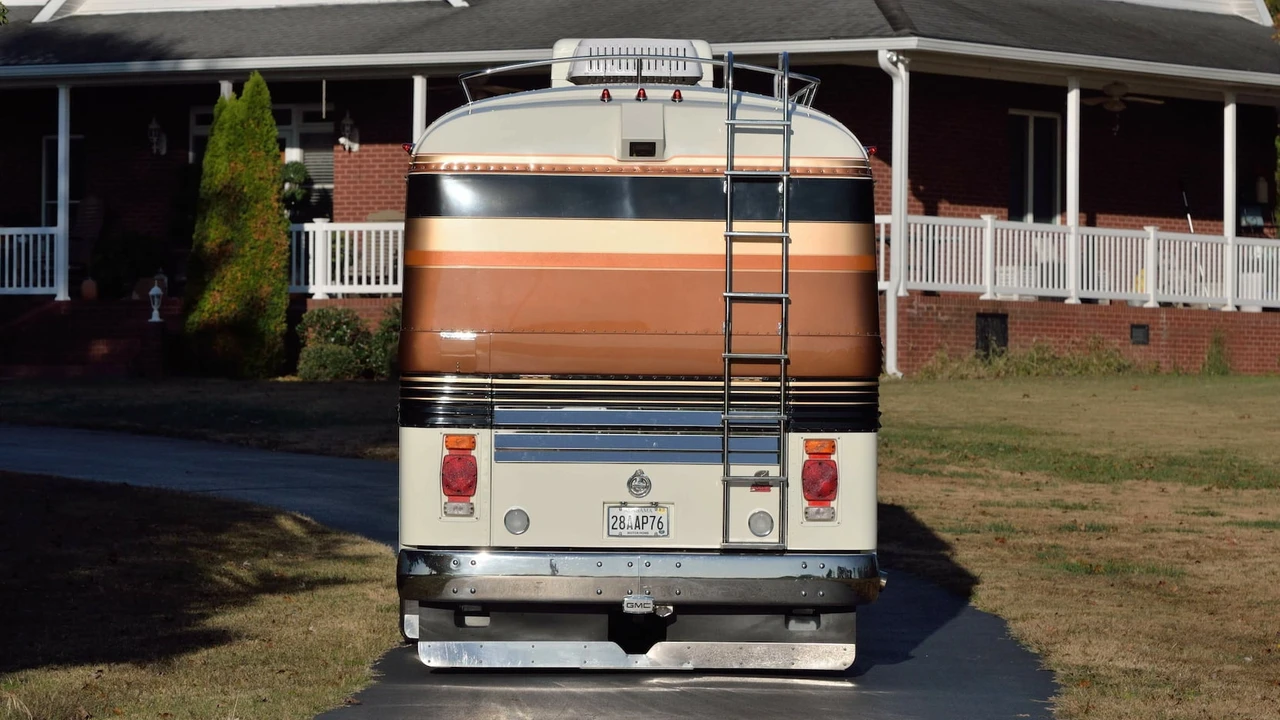1965 GMC Motorhome - Image 20 of 31