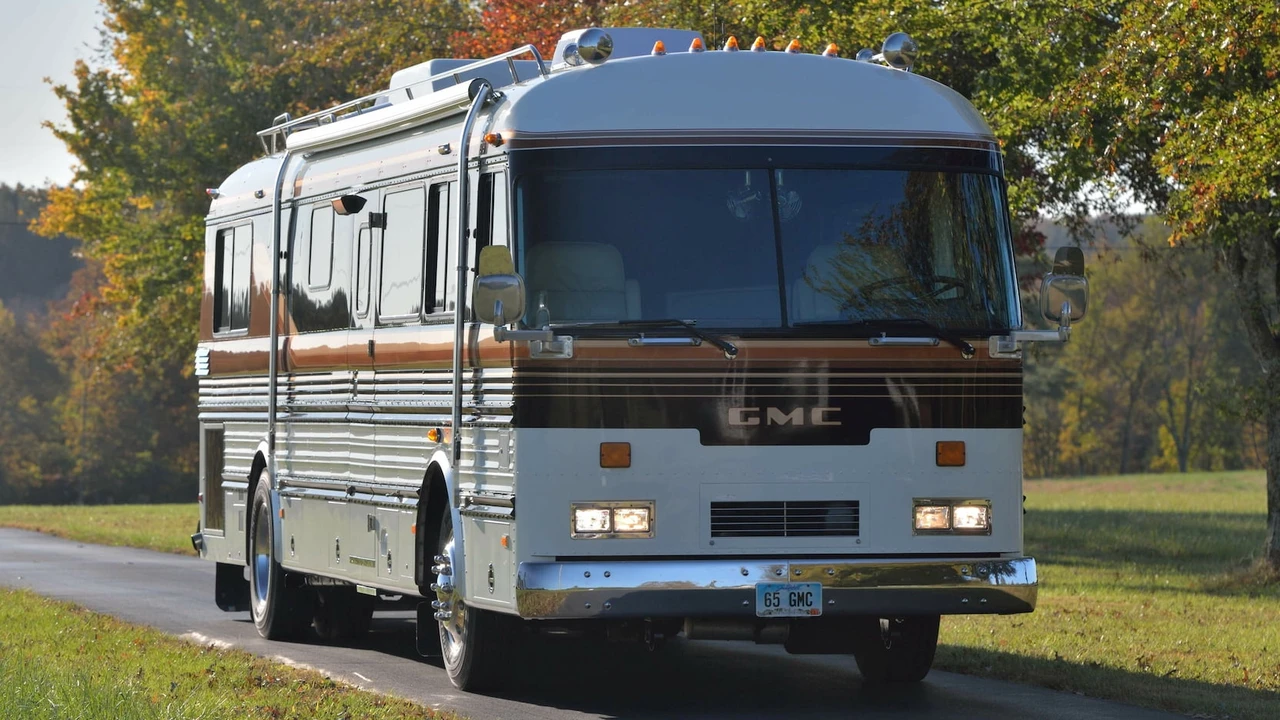 1965 GMC Motorhome - Image 21 of 31