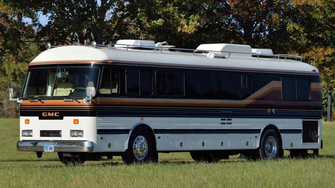 1965 GMC Motorhome - Image 27 of 31