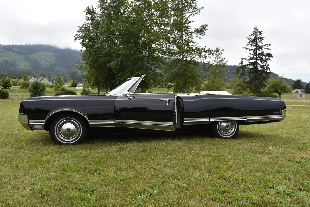 1965 Oldsmobile 98 - Image 28 of 31