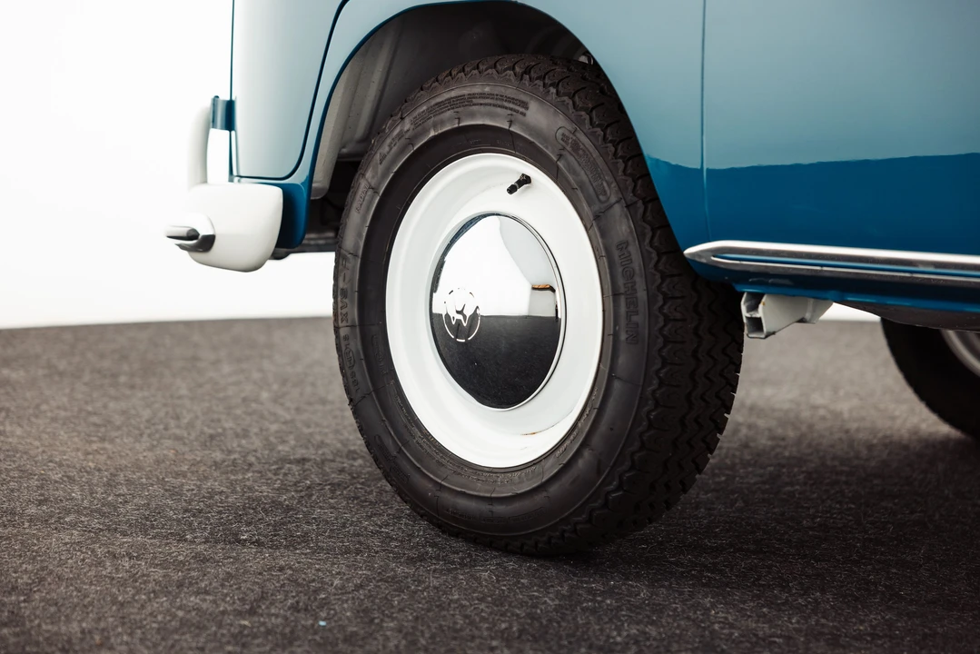 1965 Volkswagen Split-Window Bus - Image 10 of 31