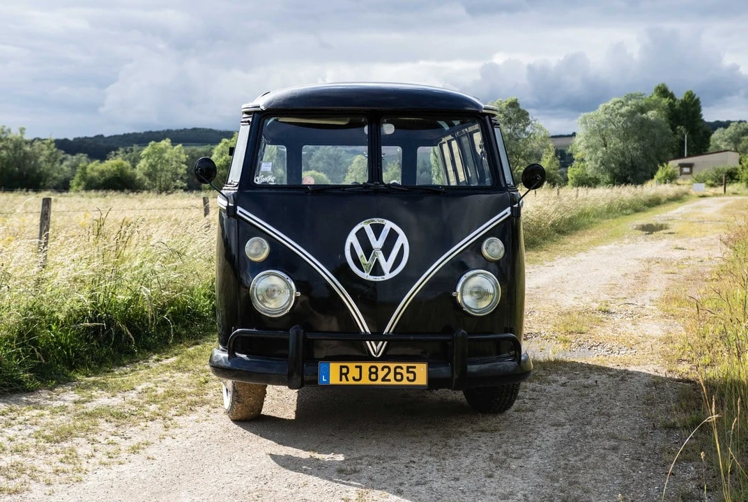 1965 Volkswagen Split-Window Bus - Image 2 of 31