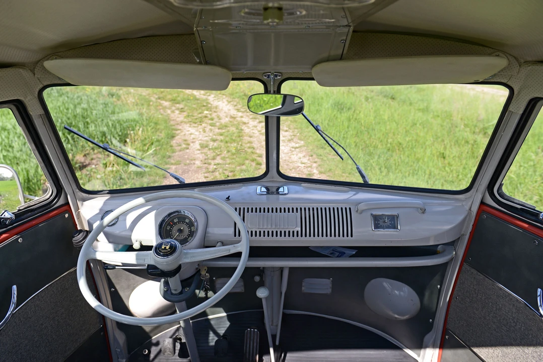 1965 Volkswagen Split-Window Bus - Image 25 of 31